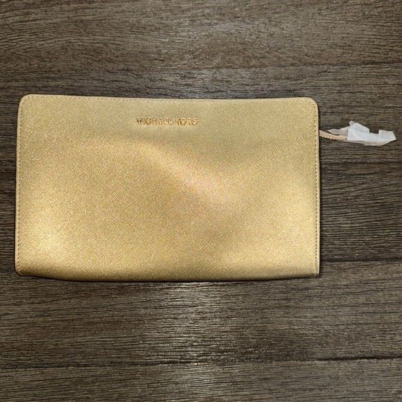 Michael Kors Jet Set Travel Large Saffiano Leather Crossbody Clutch Pale Gold - Picture 1 of 15